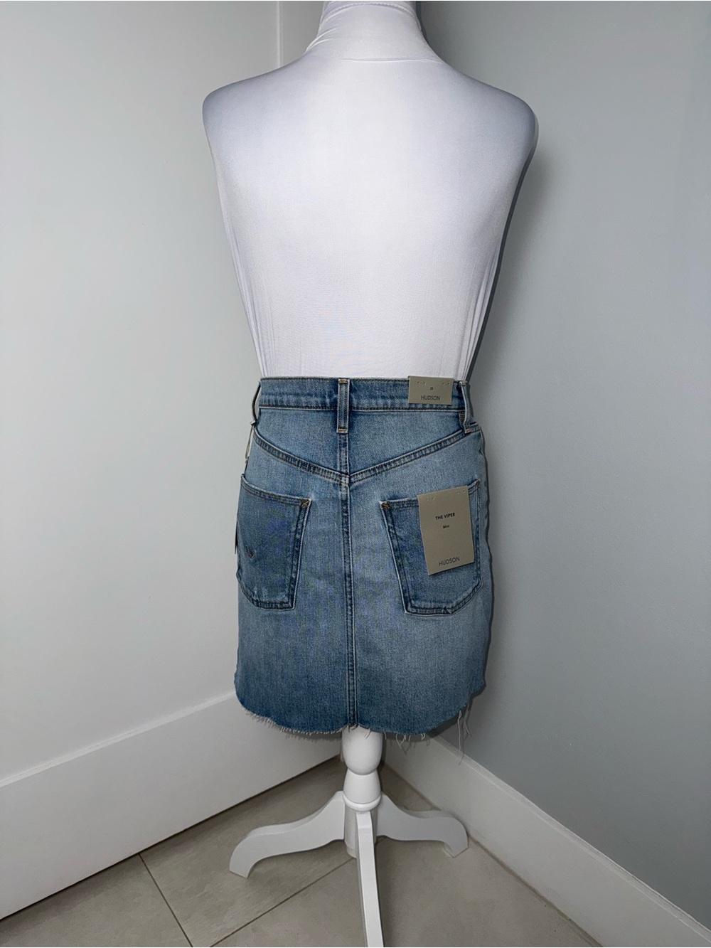 Hudson The Viper Skirt in Cirrus/Size 25 - Picture 6 of 10